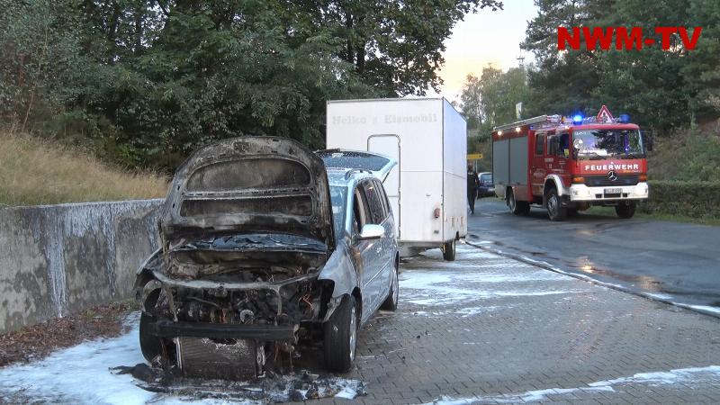Imker auf dem Weg zum Wochenmarkt stellt Rauchentwicklung im PKW fest – Fahrer fährt von B 70 runter und parkt Fahrzeug in unmittelbarer Nähe einer Tankstelle - Fahrer kämpft vergeblich gegen Flammen im Motorraum – Feuerwehr löscht Fahrzeug - Imker rettet Honig durch Abkoppeln des Anhängers