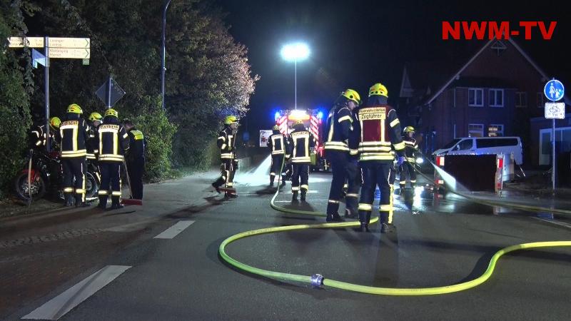 Junger Mann stirbt bei Unfall mitten in Lindern – Motorrad kracht gegen Werbeanhänger mit Pkw und einen Stromkasten – Augenzeugen berichten von hoher Geschwindigkeit – Fahrer war offenbar ohne Helm und ohne Schutzkleidung unterwegs