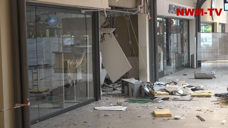 Geldautomat im Famila Einkaufsland Wechloy gesprengt – Trümmerteile im Markt verteilt – Spurensicherung arbeitet im Gebäude – THW und zahlreiche Einsatzkräfte vor Ort
