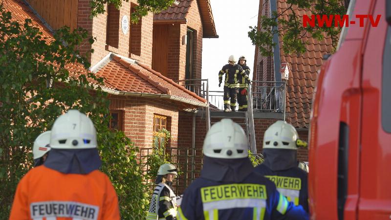 Sicherungskasten in Garage gerät in Brand - Feuer drohte sich auf den Dachstuhl auszubreiten - Energieversorger muss den kompletten Straßenzug stromlos schalten - Feuerwehr kann den Brand eindämmen und eine größere Ausbreitung verhindern