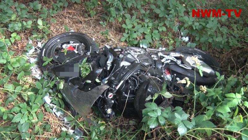 Motorradfahrer prallt in abbiegenden Sattelzug – Fahrer und BMW-Rennmaschine werden rund 50 Meter weit in den Straßengraben geschleudert – Biker verstirbt noch an der Unfallstelle