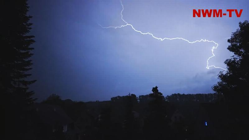 Kaltfront bringt kräftige Gewitter in den Nordwesten - Blitze zucken teils im Sekundentakt über den Nachthimmel - Starkregen prasselt zu Boden