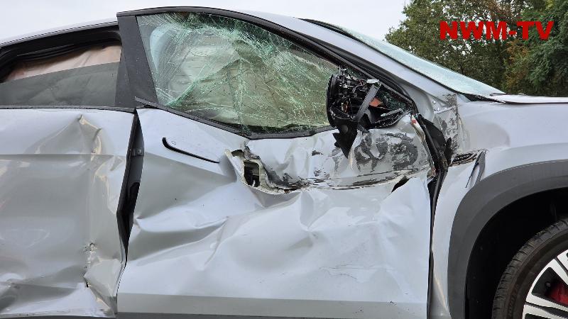 PKW auf unbeschranktem Bahnübergang von Zug erfasst - Fahrer hatte großes Glück und wurde nur leicht verletzt