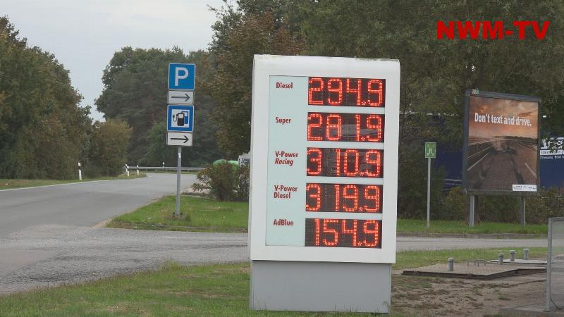 Nicht nur der Sprit ist flüssig – auch das Geld fließt ziemlich schnell aus dem Portemonnaie - Diesel an der Rastanlage Huntetal kurz nach 12 Uhr bei 2,94 - nur wenige Kilometer von der Autobahn runter kann man rund 40 Cent pro Liter sparen