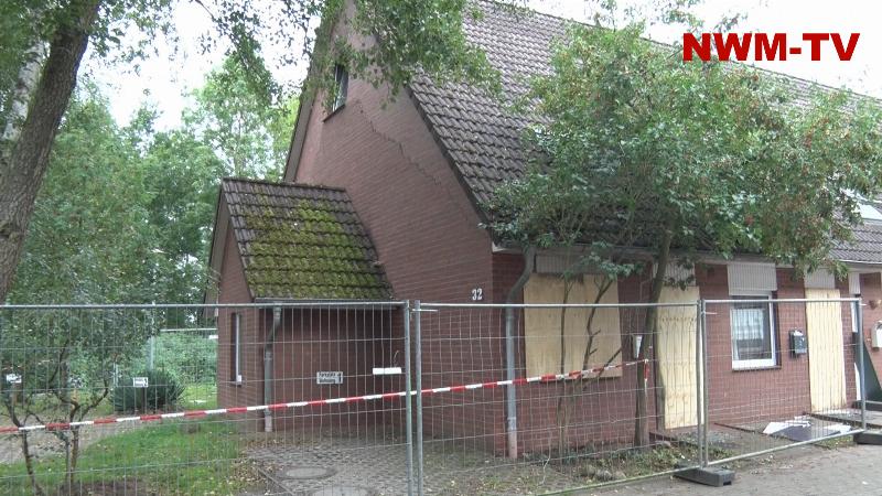Explosion in Erdgeschosswohnung: Mann lebensgefährlich verletzt mit Hubschrauber in Spezialklinik geflogen - Erdgeschoss völlig ausgebrannt - zwei Wohneinheiten nicht mehr bewohnbar - THW hat Brandobjekt begutachtet und gesichert
