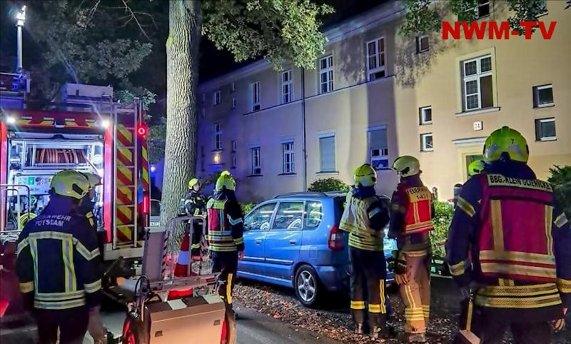 Wohnungsbrand im Erdgeschoss eines Mehrfamilienhauses in Potsdam – Feuerwehr rettet eine Person aus der Brandwohnung – Rettungsdienst bringt gerettete Person in ein Krankenhaus – weitere Bewohner bleiben unverletzt – Straßenbahnverkehr zeitweise eingestellt