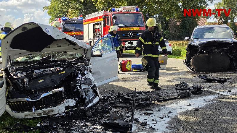VW gerät auf der B68 in den Gegenverkehr und kollidiert mit Mercedes und Skoda – mehrere Personen werden verletzt, zehn Monate altes Kind bleibt unverletzt – Hinterrad wird aus Mercedes herausgerissen – Trümmerfeld erstreckt sich über rund 100 Meter – B68 voll gesperrt