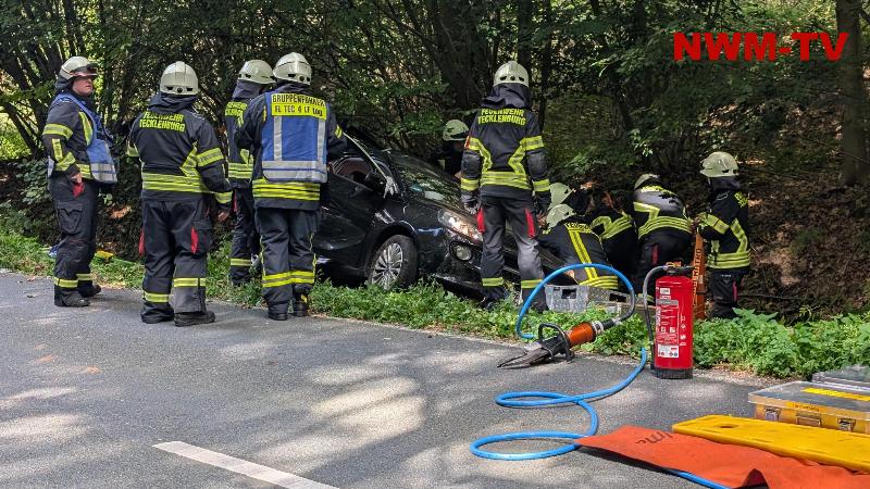Alleinunfall in Tecklenburg: Autofahrerin kommt in Rechtskurve von der Straße ab und fährt rund 40 Meter durch den Graben – Feuerwehr rettet die Frau patientenschonend durch den Kofferraum