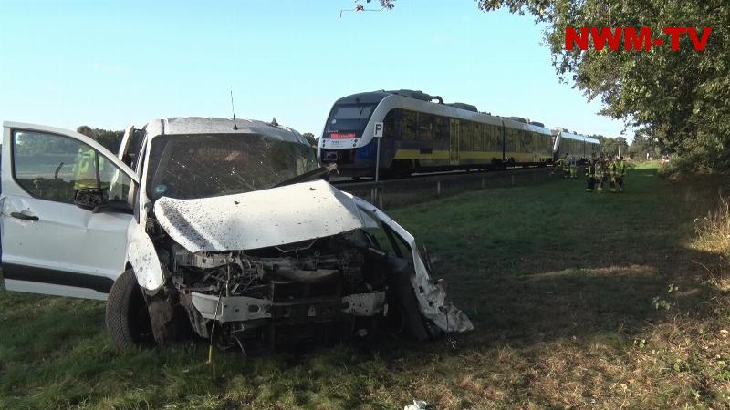 Schwere Kollision mit Nordwestbahn an unbeschranktem Bahnübergang – Transporter wird herumgeschleudert und völlig zerstört – Fahrer lebensgefährlich verletzt und mit Rettungshubschrauber in Klinik geflogen – Lokführer und Fahrgast erleiden Schock – Rund 70 Reisende im Zug