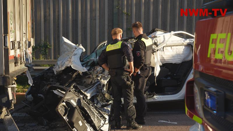 Pkw fährt am Stauende offenbar ungebremst unter Lkw-Auflieger – Fahrer wird im Wrack eingeklemmt und stirbt – Feuerwehr zieht Fahrzeug mit Seilwinde hervor – Vollsperrung und kilometerlanger Rückstau