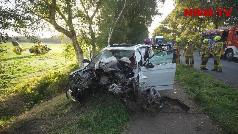 Junger Mann kommt bei riskantem Überholmanöver von der Fahrbahn ab und prallt gegen mehrere Bäume - der Fahrer wird aus dem Fahrzeug geschleudert und kommt lebensgefährlich verletzt im Graben zum Liegen - Front des PKW wird total zerstört, Motorblock schleudert auf die Fahrbahn - Ersthelfer löschen brennenden Motorblock - Rettungshubschrauber fliegt den Schwerverletzten ins Krankenhaus