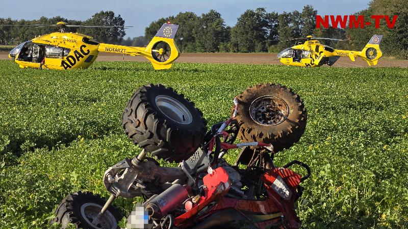 Quad überschlägt sich in wassergefülltem Graben – Schwer verletzter Fahrer befreit sich und hält Kopf seiner Mitfahrerin über Wasser – Feuerwehr hebt Fahrzeug mit Trecker an – zwei Rettungshubschrauber bringen beide Schwerverletzten in Osnabrücker Kliniken