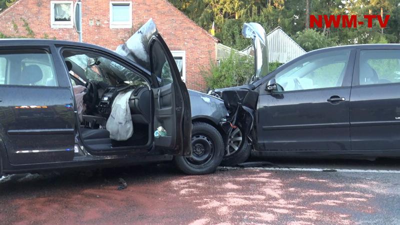 Vier Verletzte bei heftigem Zusammenstoß zweier Pkw in Rhede – ein Fahrzeug brennt beim Eintreffen der Feuerwehr leicht – vier Rettungswagen im Einsatz