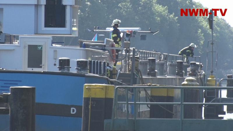 Schiffsbrand auf dem Dortmund-Ems-Kanal: Brandgeruch im Maschinenraum eines mit Biodiesel beladenen Tankschiffs – Besatzung flutet Maschinenraum mit CO₂ – Starke Rauchentwicklung beim Atemschutzeinsatz der Feuerwehr  – Taucher und zwei Feuerwehrboote vor Ort
