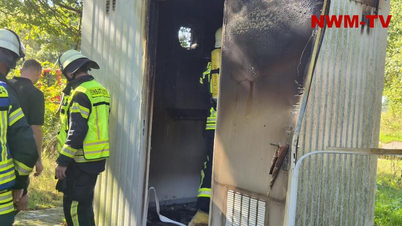 Brand in Pumpanlage in Walchum – Lüftungsmotor gerät in Brand – Feuerwehr öffnet Pumpenhäuschen und löscht unter Atemschutz