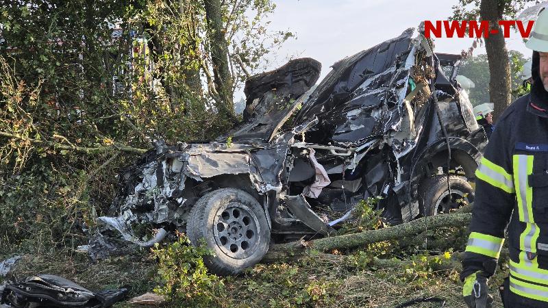 Geländewagen nach Unfall völlig zerstört zwischen mehreren Bäumen – Feuerwehr kann zunächst nicht erkennen, wie viele Menschen im Wrack sind – Pkw muss mit Seilwinde freigezogen werden – 32-jähriger Fahrer tot