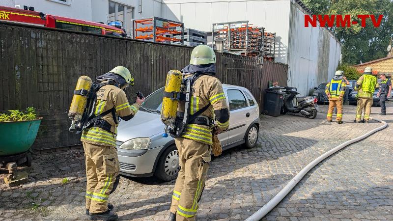 Unrat brennt in Abstellraum einer Wohnung – Besitzer löscht Feuer selbst und wird leicht verletzt – Feuerwehr sucht nach Glutnestern und belüftet Gebäude – Bewohnbarkeit der Wohnung wird geprüft