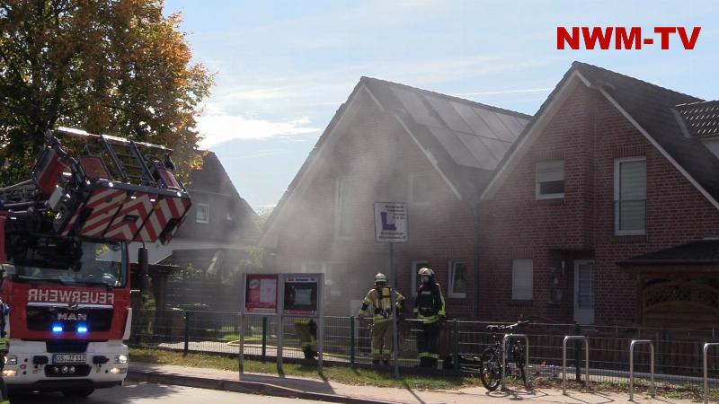 Zimmerbrand in Wohnhaus – eine Person verletzt und zur Untersuchung ins Krankenhaus gebracht – Feuerwehr löscht schnell und belüftet das Gebäude – Brandursache noch unklar
