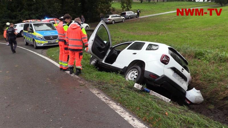 Dacia kommt auf regennasser Fahrbahn von der Straße ab – zwei Menschen werden verletzt