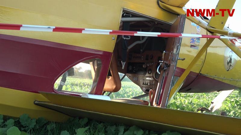 Historisches Kleinflugzeug liegt nach Notlandung kopfüber auf Acker- Fairchild-Oldtimer überschlägt sich bei Notlandung – Pilot soll leicht verletzt sein