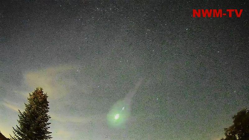 Eindrucksvolle Feuerkugel verglüht am Abendhimmel - Feuerkugeln oder Boliden sind besonders helle Meteore - wenige Minuten zuvor war bereits ein weiterer heller Meteor an fast der gleichen Stelle zu sehen - Echtzeitaufnahmen von einer Nachtsichtkamera und Zeitrafferaufnahme einer GoPro