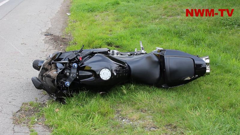 Motorradfahrerin kollidiert mit Mercedes – Autofahrerin soll Stoppschild missachtet haben – Nach ersten Informationen wird die Bikerin nur leicht verletzt, trotz deutlicher Schäden an beiden Fahrzeugen