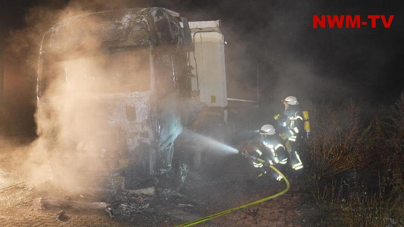 Nächtlicher Feuerwehreinsatz im Gewerbegebiet Syke - geparkte Sattelzugmaschine steht in Vollbrand - Kräfte aus drei Ortswehren können den Brand schnell löschen - keine Verletzten - Polizei ermittelt zur Brandursache