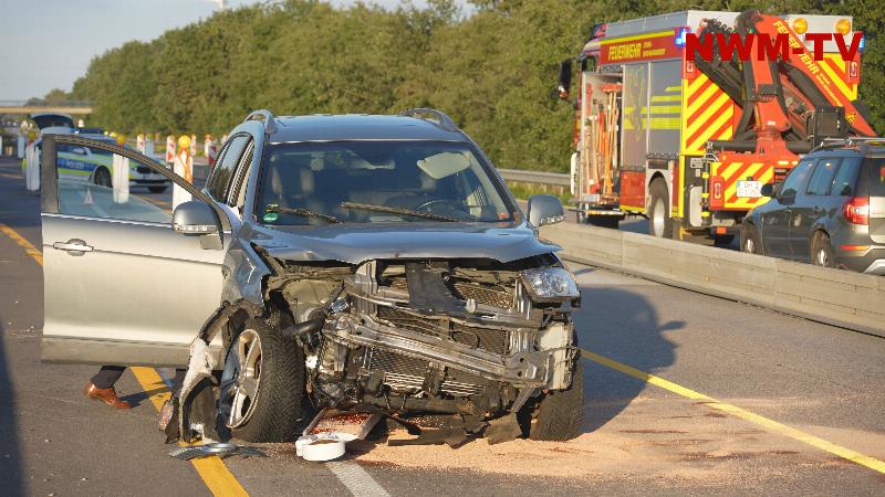 Unfall auf der A1 im Baustellenbereich bei Groß Ippener - PKW prallt in das Heck eines LKW - Iphone löst automatischen Notruf aus und alarmiert die Feuerwehr - Insassen bleiben glücklicherweise unverletzt - Autobahn zeitweise voll gesperrt - erheblicher Sachschaden