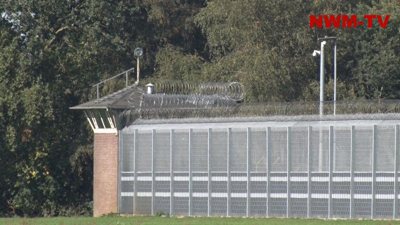 Verdacht auf Handy-Schmuggel: Bedienstete soll Mobiltelefone in die JVA Meppen eingeschleust haben - JVA-Beamtin unter Bestechlichkeitsverdacht – neun Wohnobjekte und die Haftanstalt wurden durchsucht