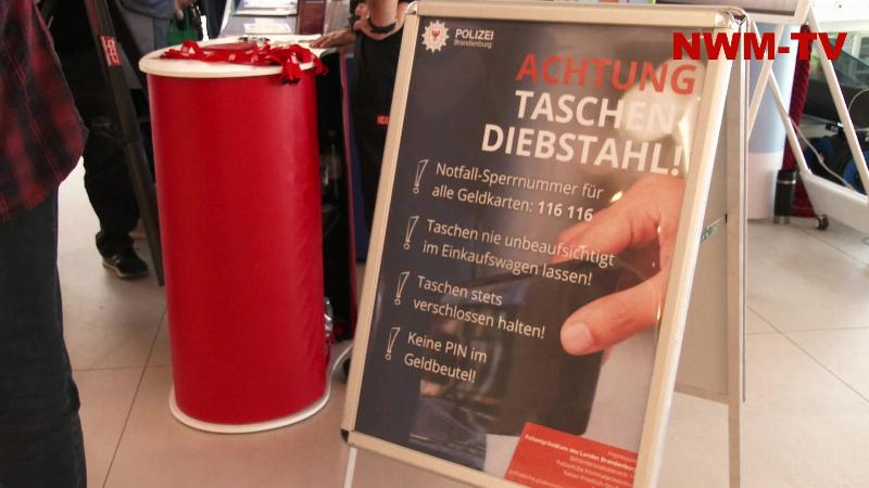 „Man muss aufpassen, dass die Taschen zu sind“ – Polizei zeigt in Potsdam die Tricks der Taschendiebe und warnt vor ausgespähten PIN-Nummern