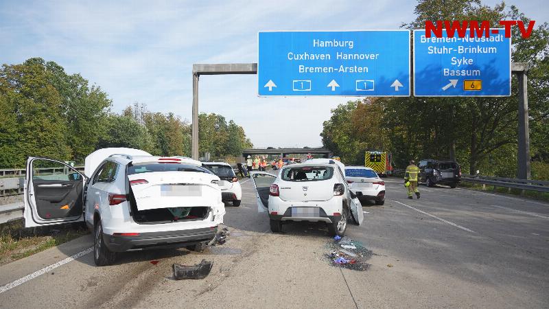 Auffahrunfall mit fünf Pkw auf der A1 bei Stuhr kurz vor der Anschlussstelle Brinkum: Drei Verletzte, zwei Menschen aus Fahrzeugen befreit und zeitweise Vollsperrung - Rettungshubschrauber im Einsatz