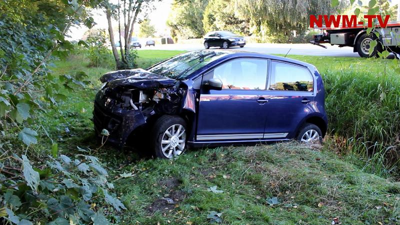 VW-Kleinwagen kommt in Brake abseits der Fahrbahn an einem Baum zum Stehen – beschädigtes Auto abgeschleppt
