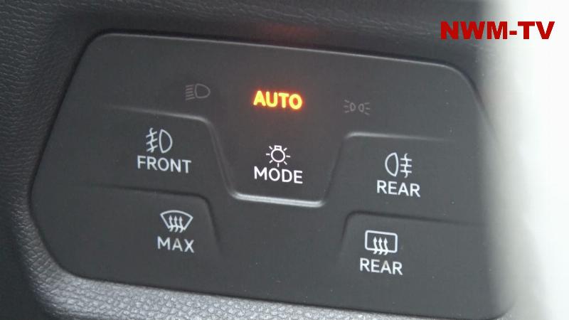 Schlechte Sicht im Herbst: Warum Tagfahrlicht bei Nebel nicht ausreicht und Autofahrer das Abblendlicht selbst einschalten sollten