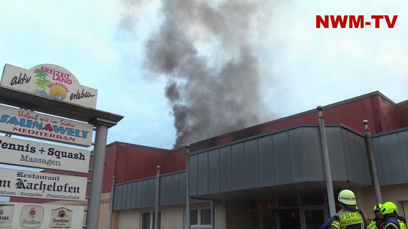 Feuer im Eingangsbereich des Freizeitlands Hasbergen – Gäste verlassen die Anlage in Handtüchern und Bademänteln – Schlüssel, Portemonnaies und Handys bleiben in den Spinden zurück – Nach aktuellem Stand niemand verletzt