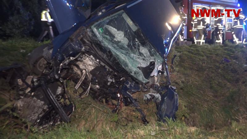 Überholmanöver endet mit tödlichem Frontalzusammenstoß – zwei weitere Menschen lebensbedrohlich verletzt – Motorblock aus Pkw gerissen, großes Trümmerfeld auf der Straße – Feuerwehr befreit Insassen aus völlig zerstörten Fahrzeugen