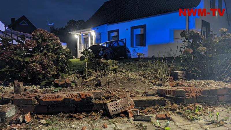 Fahrer verliert in Tempo-50-Zone die Kontrolle über den Nissan Micra – Kleinwagen durchbricht Mauer und Zaun an einem Grundstück und prallt gegen die Hauswand – Massive Schäden im Vorgarten