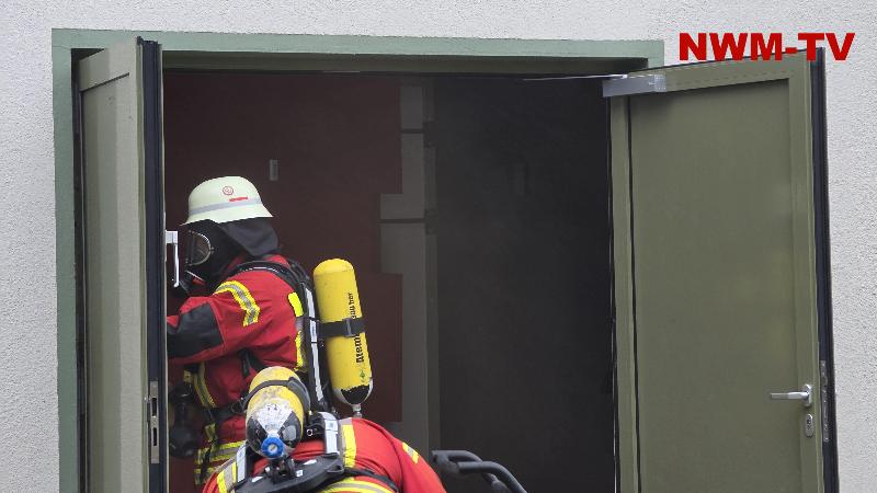 Massive Rauchentwicklung im Umspannwerk: Defekter Umwandler sorgt für großflächigen Stromausfall in Badbergen, Gehrde, Quakenbrück und Menslage – Feuerwehr öffnet Gebäude unter Atemschutz