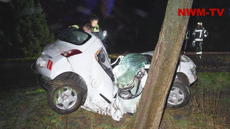 Pizzabote verunglückt auf Auslieferungsfahrt - Kleinwagen kommt von der nassen Straße ab und prallt hochkant mit dem Dach gegen einen Baum - der junge Fahrer wird trotz der extremen Verformungen nicht eingeklemmt und kann von der Feuerwehr schnell aus dem Unfallwrack gerettet werden - der Rettungsdienst transportiert den Schwerverletzten in ein Krankenhaus