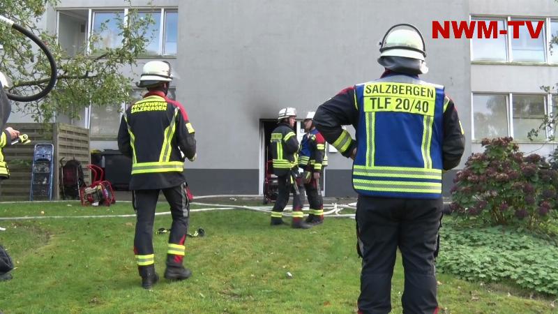 Kellerbrand in Mehrfamilienhaus - Fluchtwege durchs Treppenhaus durch starke Rauchentwicklung versperrt - eine Person kommt mit Rettungswagen ins Krankenhaus gekommen - Bewohner können derzeit nicht zurück in ihre Wohnungen zurück - Polizei ermittelt