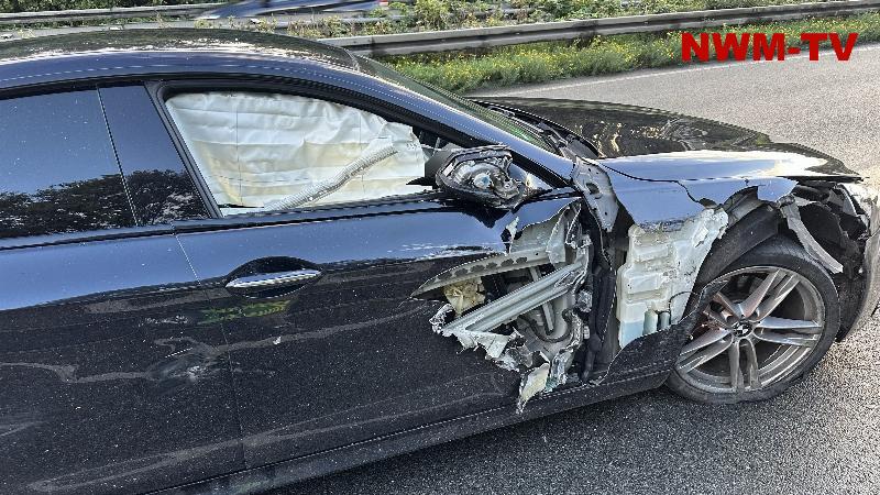 BMW rammt Autotransporter – heftiger Seitencrash auf Autobahn - Beifahrerseite des BMW komplett zerstört – Fahrer verletzt ins Krankenhaus – Feuerwehr muss Metallteile abtrennen