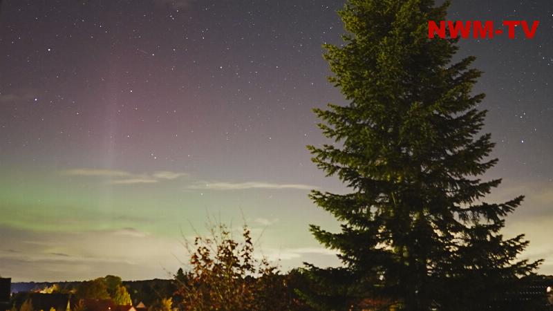 Polarlichter über Deutschland: Magisches Naturschauspiel trotz Wolkenfeldern - starker geomagnetischer Sturm bringt den Himmel in der Nacht auf Sonntag zum Leuchten - nach mehreren koronalen Massenauswürfen treffen am Abend und in der Nacht die energiereichen Teilchen des Sonnenwinds auf unsere Atmosphäre