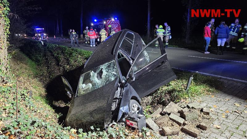 Kurze Fahrt mit langem Nachspiel: VW Passat prallt in Straßengraben – großes Loch in der Frontscheibe und ausgelöste Airbags – Fahrer entfernt sich zu Fuß und wird in der Nähe festgenommen – Handschellen klicken, Rettungswagen bringt ihn in die Klinik