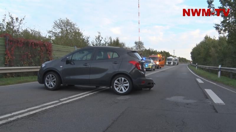 7,5-Tonner will auf Bundesstraße auffahren und zieht unvermittelt auf die Bundesstraße - nachfolgender Verkehr muss Vollbremsung hinlegen - PKW schleudert auf die Gegenfahrbahn und kracht in Leitplanke - PKW schleudert zurück und bleibt mittig auf der Bundesstraße stehen – LKW-Fahrer flüchtet vom Unfallort