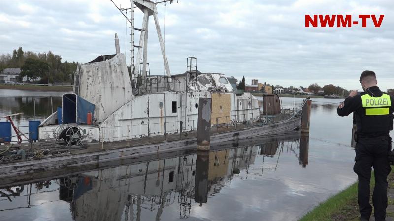 Minensuchboot „Steinbock“ nach Abpumpaktion erneut weiter abgesunken – Größerer Ölfilm auf dem Wasser, Feuerwehr rückt mit Boot an – Polizei sperrt Straße in beide Richtungen – Unter Spannung stehende Leinen drohen zu reißen, Stadt verhängt Betretungsverbot