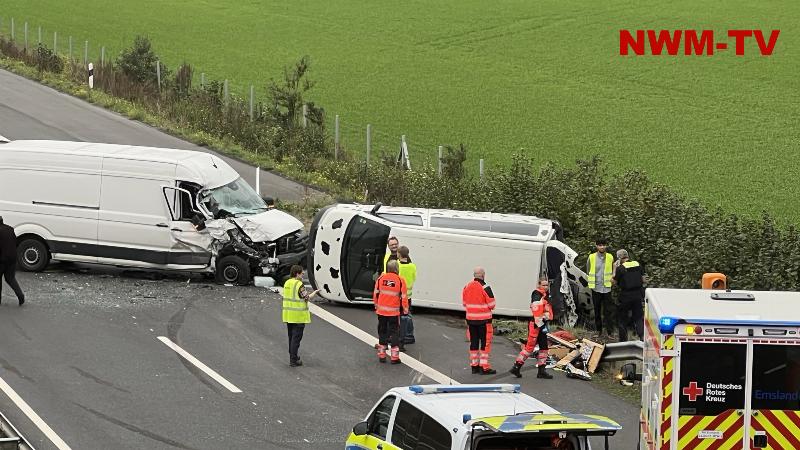 Schwerer Unfall auf der A31: Transporter prallt auf bremsendes Wohnmobil – Wohnmobil kommt ins Schleudern und kippt auf die Seite - zwei Verletzte - Autobahn zeitweise voll gesperrt - lange Staus