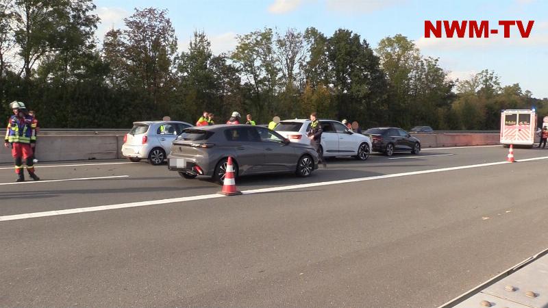 Sechs Autos in Auffahrunfall auf der A1 verwickelt – eine Person verletzt - Verkehr wird über den Standstreifen an der Unfallstelle vorbei geführt - erhebliche Verkehrsbehinderungen