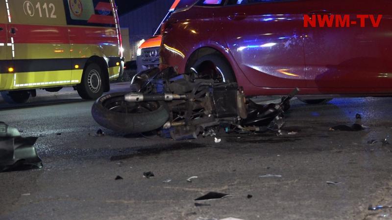 Zwei Männer werden bei Zusammenstoß zwischen Roller und Pkw verletzt – Zweirad beim Crash im Kreuzungsbereich komplett zerstört – Autofahrer bleibt unverletzt