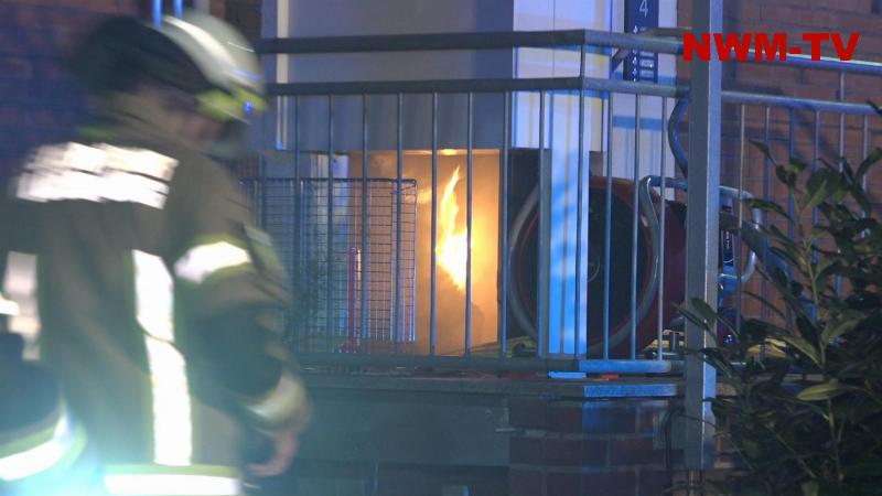 Wohnung im Erdgeschoss steht in Vollbrand – Feuerwehr rettet fünf Menschen aus dem Gebäude, darunter eine Person über die Drehleiter – Nach ersten Angaben zwei Schwerverletzte