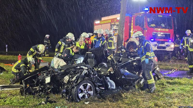 Audi prallt bei Regen und Dunkelheit gegen mächtige Eiche – Fahrer stirbt im völlig zerstörten Wrack – Motor und Getriebe werden herausgerissen, Straßenbaum teilweise entwurzelt – Aufwendige Bergung mit Rettungsgerät und Ketten