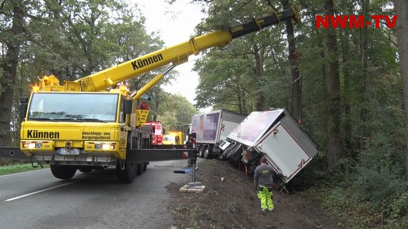 Mit zehn Tonnen Lebensmitteln beladener Lkw-Anhänger kippt bei Quakenbrück in den Straßengraben – Fahrer bleibt unverletzt - Aufgeweichter Seitenraum ist oft nicht befahrbar